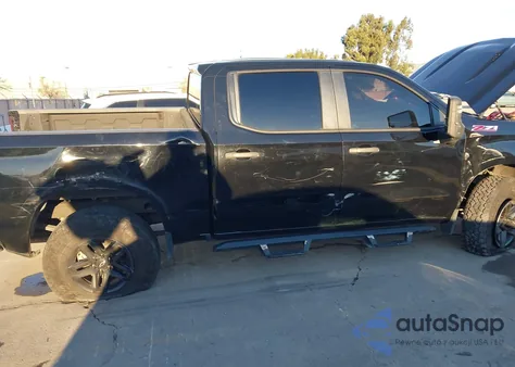 2021 Chevrolet Silverado 1500 4Wd Short Bed Custom Trail Boss z USA, uszkodzony, nr VIN 1GCPYCEL6MZ339598